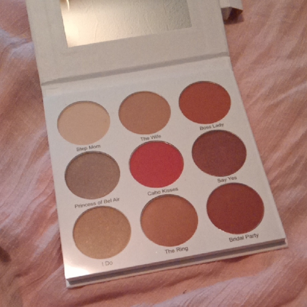 Give Them Lala Beauty The Grown Woman Eyeshadow Palette - Vibrant Shades - Picture 4 of 5